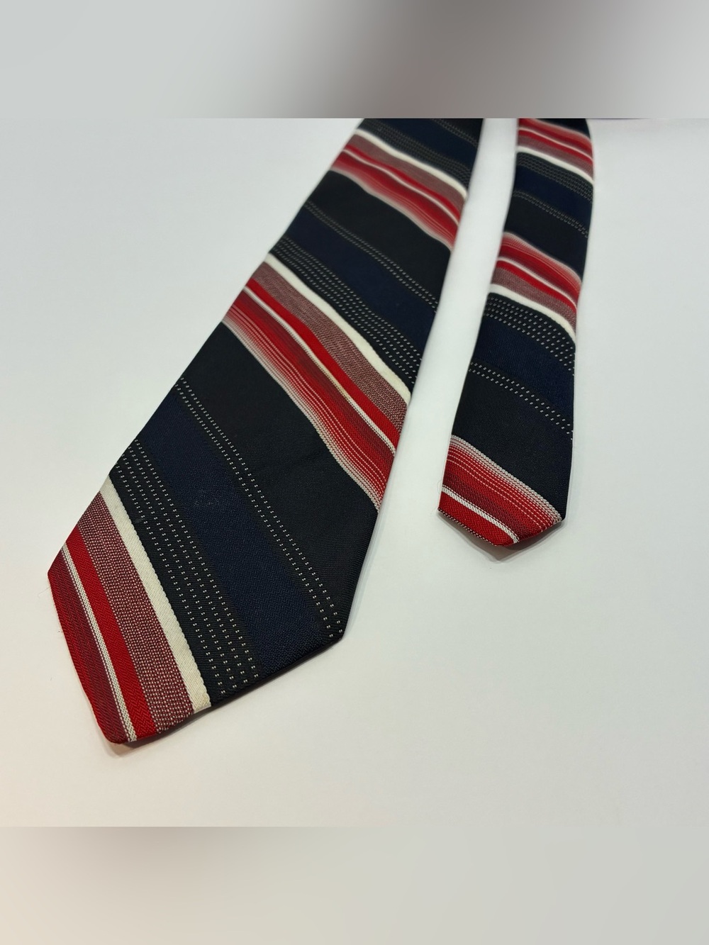 Johnny Carson Men’s Navy Red Striped Necktie Polyester Classic Vintage Tie